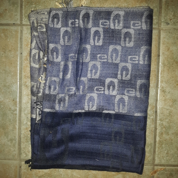 🍃 3 for 36 - Navy & Silver - Guess Pashmina NWOT - Picture 2 of 4